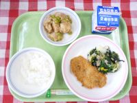 ごはん・牛乳・なまずのフライ・ほうれんそうとコーンのソテー・さといもと枝豆のそぼろに