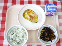 わかめごはん・牛乳・ちくわのホイル焼き・ひじきの煮物
