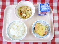 ごはん・牛乳・サケのマヨネーズ焼き・キャベツとあつあげの煮物