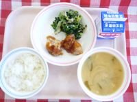 ごはん・牛乳・とりにくの梅肉焼き・ツナ和え・みそ汁