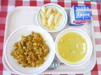 カレーピラフ・牛乳・コーンスープ・フライドポテト