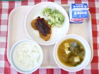 ごはん・牛乳・コロッケ・ブロッコリーサラダ・みそしる