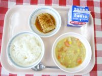ごはん・牛乳・とりにくのつくね・はくさいのクリーム煮