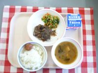 ごはん・牛乳・くじらのたつたあげ・小松菜の三色和え・だいこんのみそ汁・うめぼし