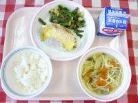 ごはん・牛乳・魚のマヨネーズ焼き・おかかあえ・しおちゃんこじる