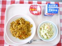 カレーピラフ・牛乳・マカロニサラダ・ヨーグルト