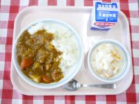 カレーライス・牛乳・フルーツヨーグルト