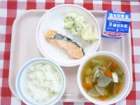 ごはん・牛乳・さけのしおやき・ポテトサラダ・けんちんじる