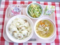 ウインナーピラフ・野菜ジュース・ブロッコリーのカレーサラダ・やさいスープ・おこめのガトーショコラ