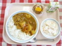 カレーライス・野菜ジュース・フルーツヨーグルト・タルト