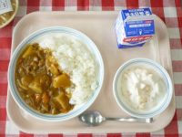 カレーライス・牛乳・フルーツヨーグルト