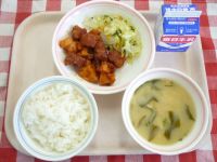 ごはん・牛乳・マグロのケチャップ煮・やさいソテー・みそしる