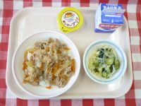 にくどんぶり・牛乳・すのもの・プリン