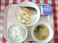 ごはん・牛乳・さけのしおやき・ポテトサラダ・みそしる