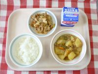 ごはん・牛乳・じゃがいものカレーそぼろに・うめおかかいため
