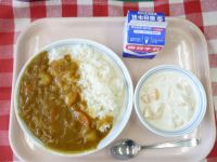 カレーライス・牛乳・フルーツヨーグルト