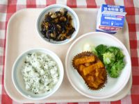 わかめごはん・牛乳・ポテトグラタン・ボイルブロッコリー・ひじきのにもの