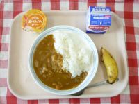 カレーライス・牛乳・オレンジゼリー・バナナ