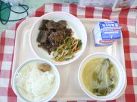 ごはん・牛乳・くじらのたつたあげ・さんしょくあえ・みそしる・うめぼし（県からいただきました）