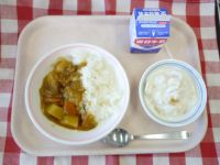 カレーライス・牛乳・フルーツヨーグルト
