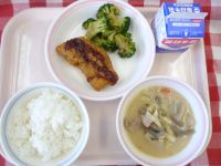 ごはん・牛乳・さかなのフライ・おかかあえ・ぶたじる