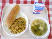 和歌山県産小麦のパン・牛乳・やきそば・スープ