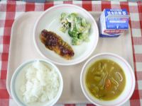 ごはん・牛乳・さかなのフライ・ブロッコリーサラダ・カレーうどん