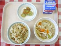 とりごぼうごはん・牛乳・ちくわのいそべあげ・かやくうどん