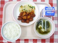 ごはん・牛乳・マクロとポテトのケチャップに・やさいソテー・ワカメスープ