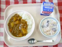 カレーライス・牛乳・フルーツヨーグルト