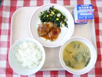 ごはん・牛乳・とりにくのばいにくやき・ほうれんそうのソテー・みそしる