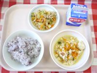 ゆかりごはん・牛乳・いりどうふ・やきにくサラダ