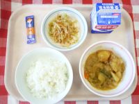 ごはん・牛乳・じゃがいものカレーそぼろ・うめおかかあえ