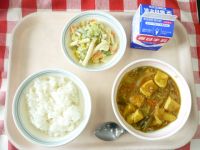ごはん・牛乳・とうふのカレー煮・マカロニサラダ