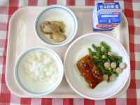 ごはん・牛乳・とりつくねのてりやき・はくさいのクリーム煮