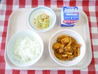 ごはん・牛乳・ぶたにくのケチャップ煮・サラダ