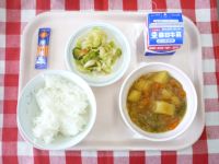 ごはん・牛乳・じゃがいものカレーそぼろ・すのもの・ふりかけ