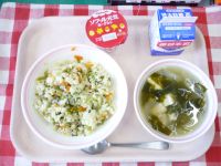 たかなチャーハン・牛乳・ワカメスープ・ヨーグルト