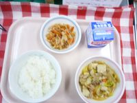ごはん・牛乳・にくどうふ・うめおかかあえ