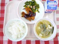 ごはん・牛乳・ささみのフライ・インゲンソテー・みそしる