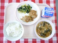ごはん・牛乳・とりにくのパン粉焼き・ツナあえ・みそしる