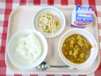 ごはん・ぎゅうにゅう・とうふのカレーに・マカロニサラダ