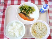 ごはん・ぎゅうにゅう・さけのしおやき・おかかあえ・しおちゃんこじる