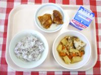 ゆかりごはん・ぎゅうにゅう・とりにくのレモンあげ・けんちんに