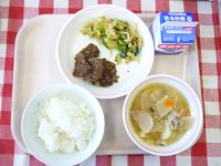 ごはん・牛乳・くじらのたつたあげ・ごまあえ・ぶたじる