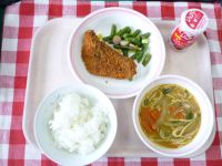 ごはん・ジョア・さかなのフライ・いんげんソテー・カレーうどん