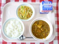 ごはん・牛乳・とうふのカレー煮・ちゅうかサラダ