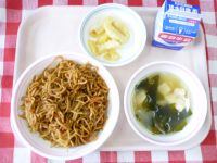 やきそば・牛乳・フライドポテト・スープ