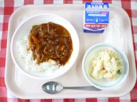 ハヤシライス・牛乳・ポテトサラダ