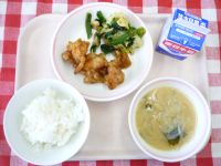 ごはん・牛乳・とりにくのレモンあげ・おかかあえ・みそしる